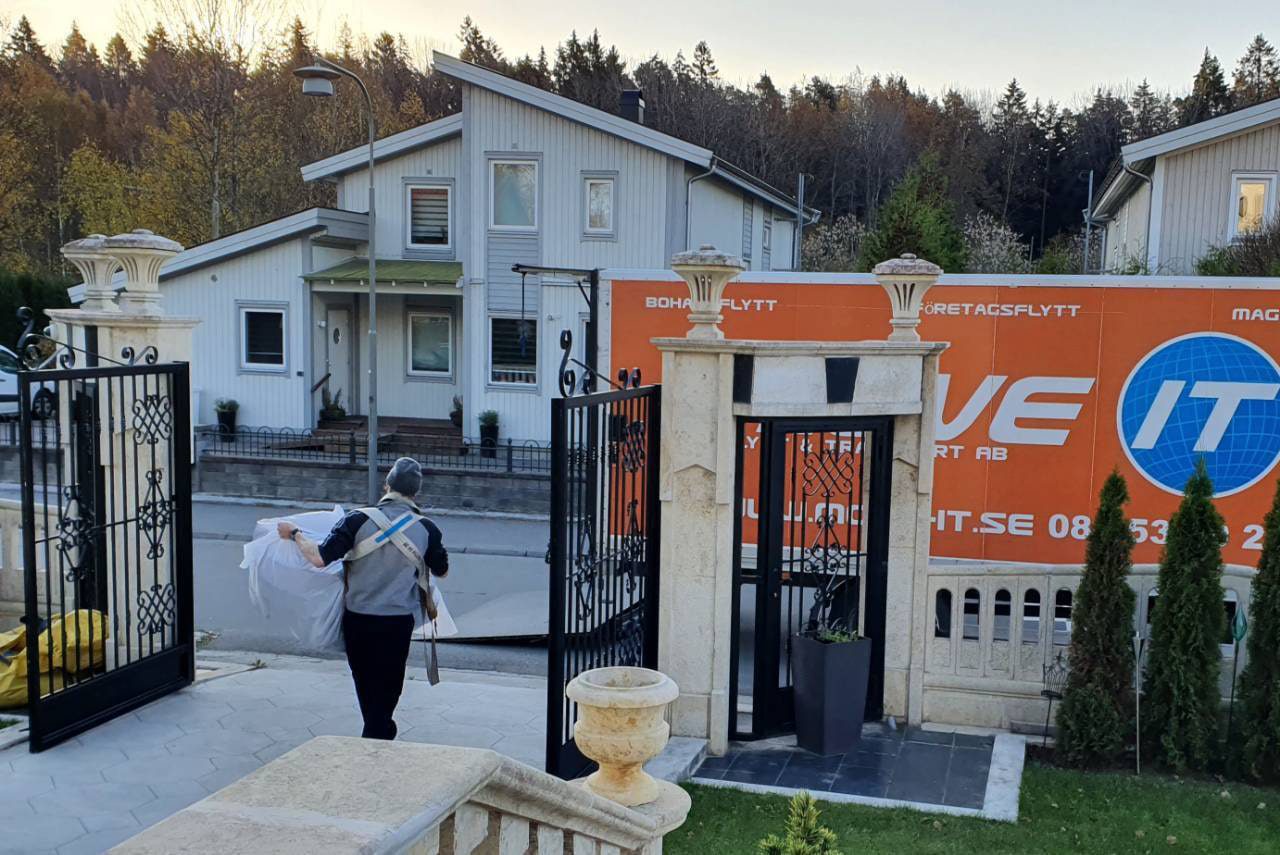 Move-it flyttfirma hjälper till med en flytt i stockholm