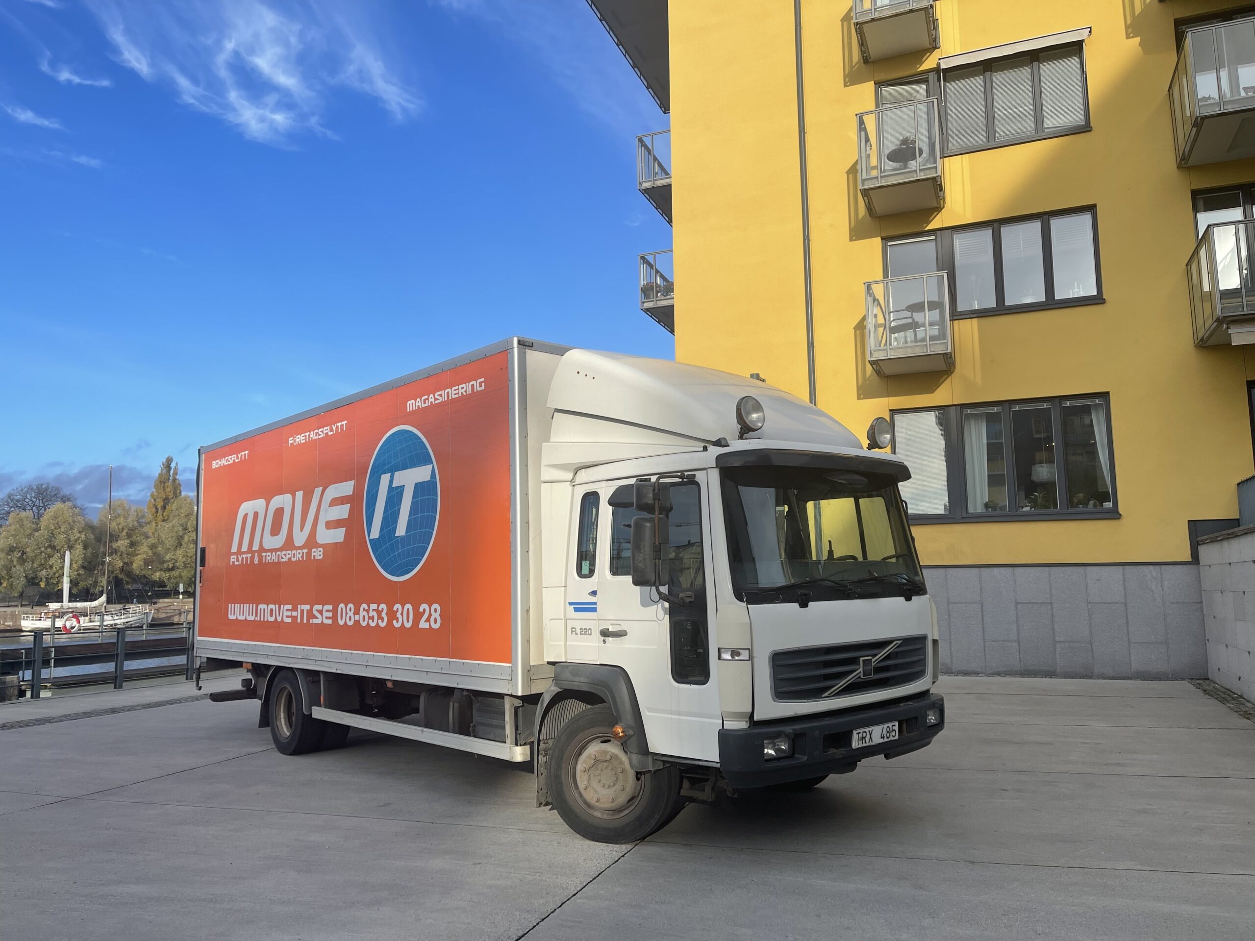 Fyttfirman Move-it jobbar med stor lastbil i Stockholm