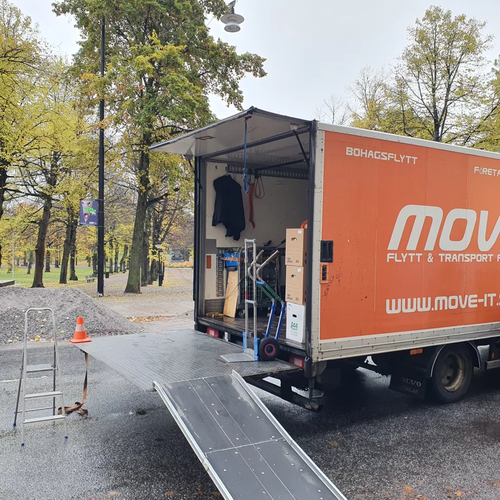 Flyttfirman Move-it med en lastramp vid flytt i Stockholm